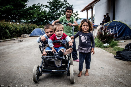 Dang sau hang day thep gai trai ti nan, van ngoi sang nhung anh mat tre tho an yen, hanh phuc - Anh 8