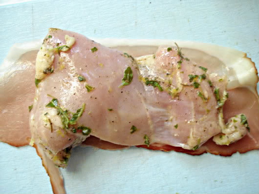 place chicken meat on prosciutto slice