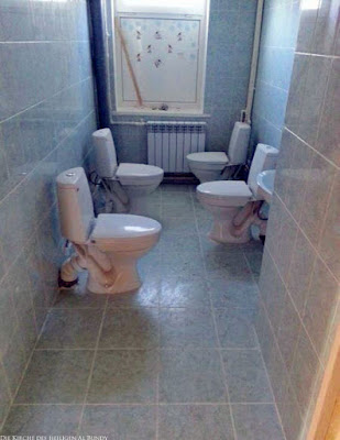 Frauenklo lustig - Badezimmer mit vier Toiletten witzige Spassbilder Frauenklo lustig - Badezimmer mit vier Toiletten witzige Spassbilder