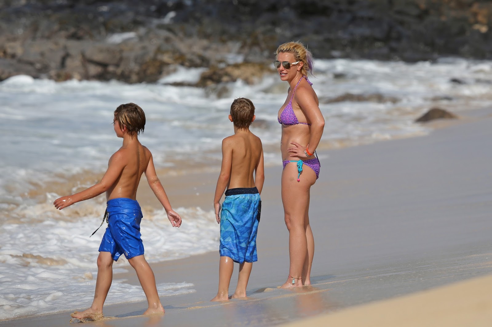 Бритни спирс с детьми. Дети Бритни Спирс. Сыновья Бритни Спирс. Бритни Спирс на пляже с сыном. Бритни Спирс с детьми на пляже.
