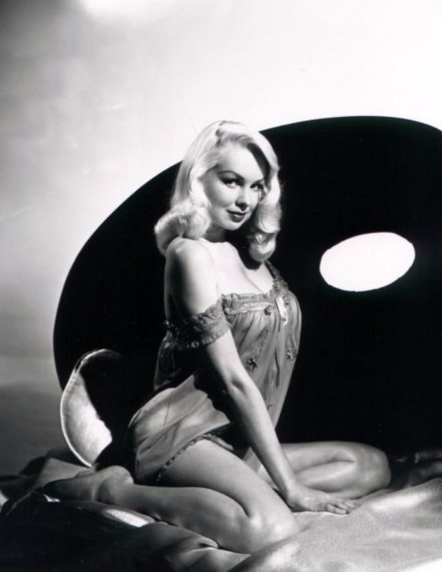 Yesterday Today 42 Beautiful Photos Of Actress Joi Lansing During The 1950s