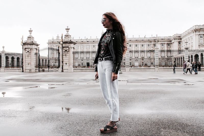 blog mode tenue du jour perfecto et mom jean blanc