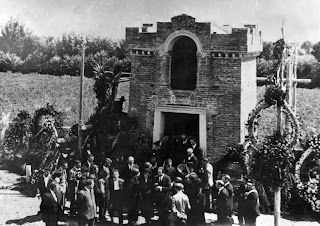 Vedova Matteotti e Tita Ruffo baritono lasciano tomba dopo i funerali di Giacomo Matteotti, Fratta Polesine, 21 agosto 1924