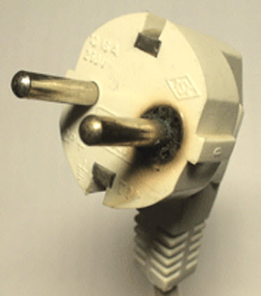 Почему плавится розетка от стиральной машины. Сгоревшая вилка электрическая. Неисправная вилка. Неисправный удлинитель. Оплавленная розетка и вилка.