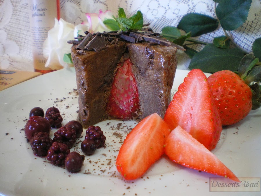 Mousse de chocolate relleno de fresa