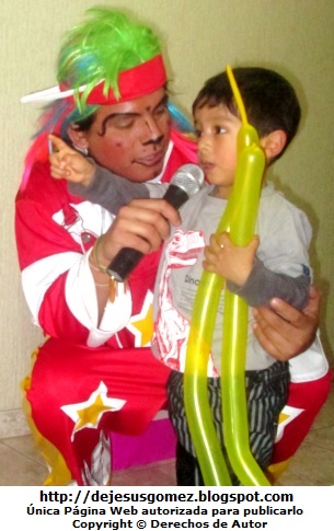 Payaso Foto de un payaso haciendo hablar a un niño por Jesus Gómez