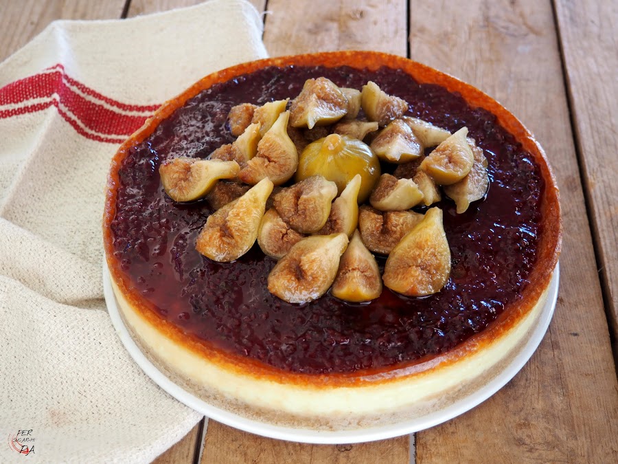 Versión de la típica New York cheesecake, con queso masacarpone y acabada con mermelada de frambuesa e higos confitados