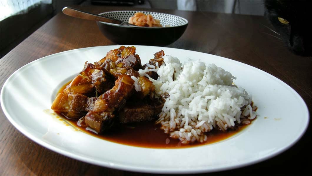 Pork Belly mit Wunderöl-Sauce und Kimchi