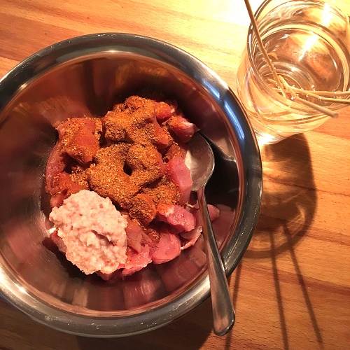 Schweinefiletspieße mit Baconmarinade über Chili-Worcester-Champignons aus dem Backofen