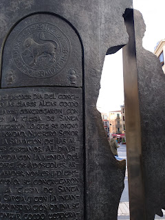 monumento frente a la catedral de Leon, desembalaje de leon, el baul de hojalata