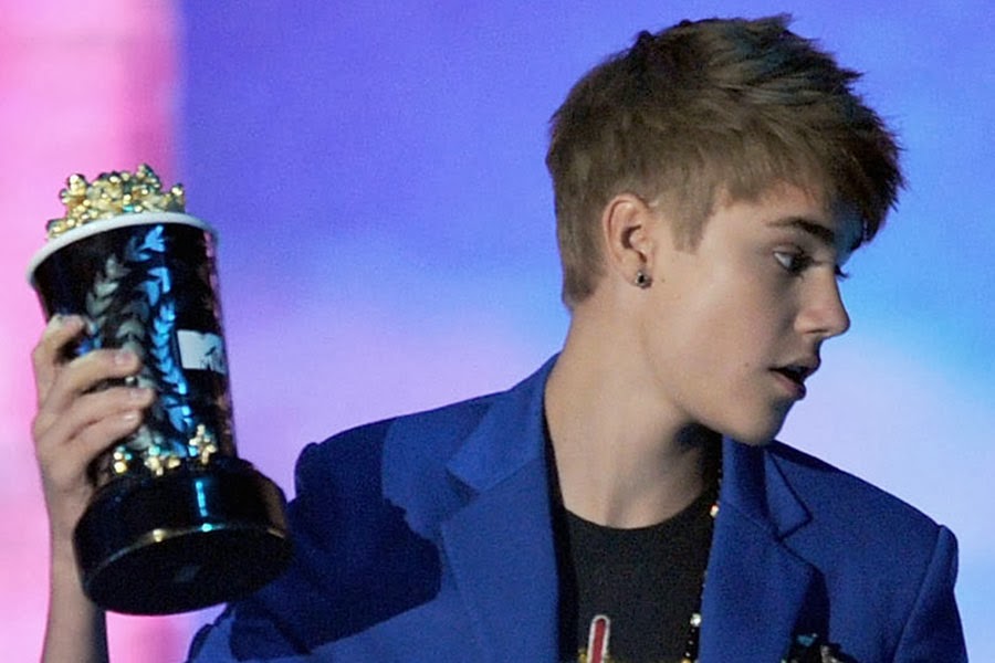 20 Foto Evolusi Gaya Rambut Justin Bieber Dari Tahun ke Tahun