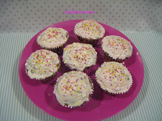 Cupcakes de vainilla con cobertura de queso