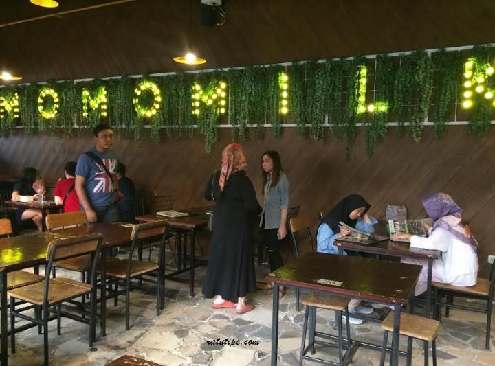 Review Restoran Momo Milk Barn, Sensasi Nyusu Sehat, Segar, Murah, dan Kekinian!