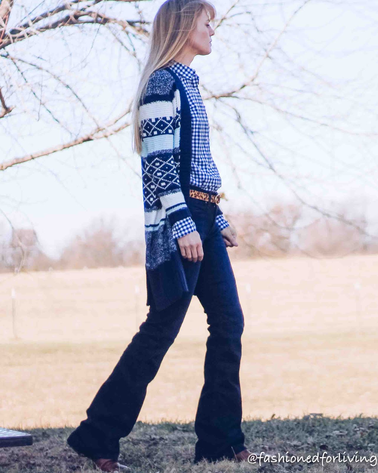 square toe cowboy boots outfit with trouser jeans and long cardigan 