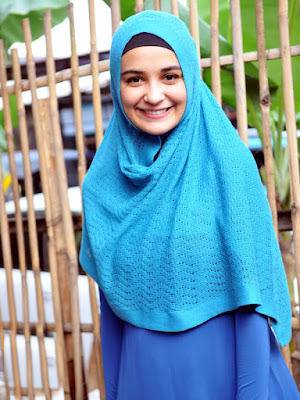 Artis hijab Cantik Zaskia Sungkar pernah tampil seksi dan bukabukaan kini cantik dan berhijab manis