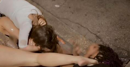 VIDÉO - Une jeune femme se bat avec des filles et finit... toute nue dans la rue !