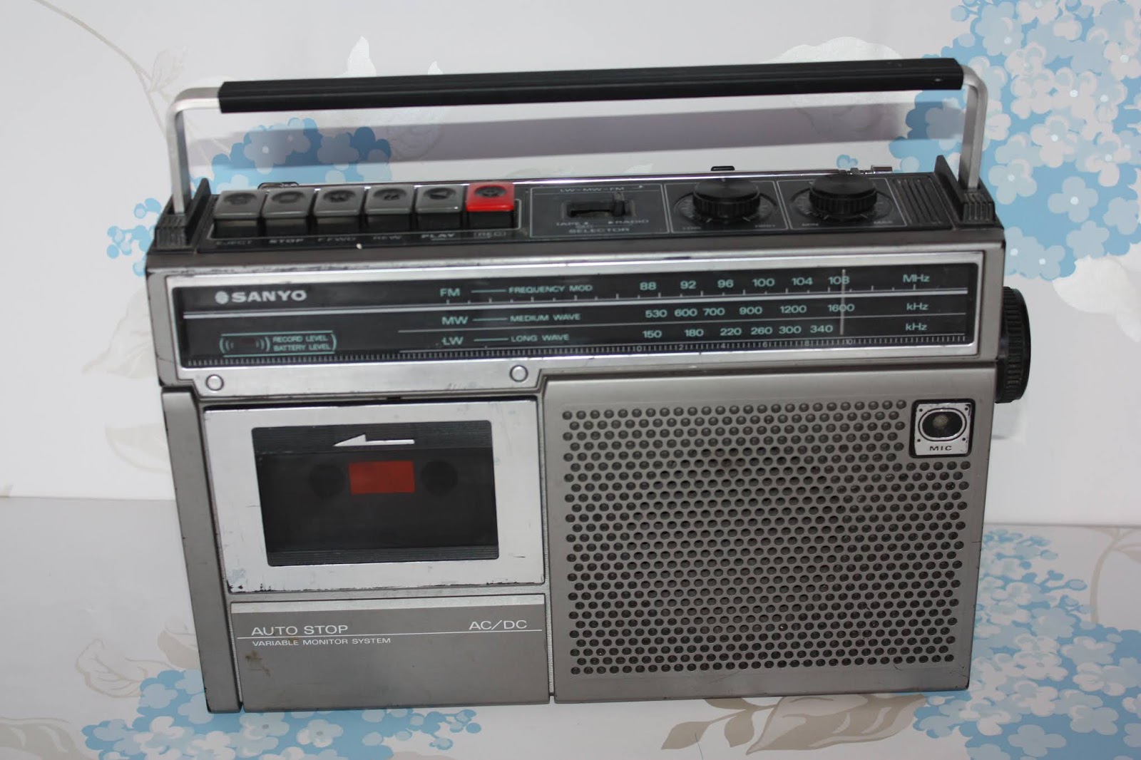 Kens Vintage Radios: Sanyo M2562LG Cassette tape Recorder Radio