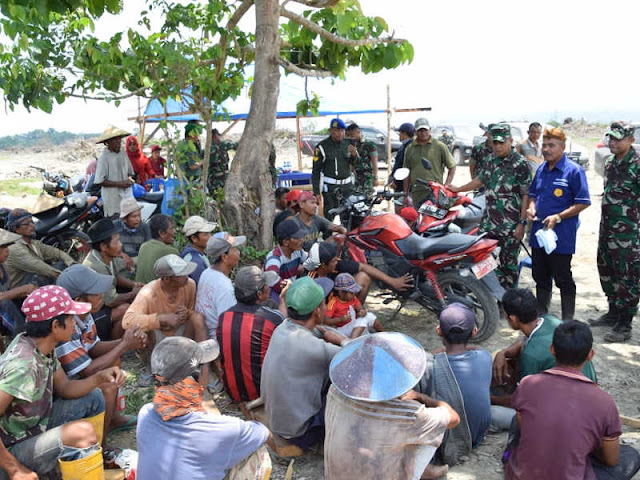 Hartono Kunjungi Lokasi Program Perluasan Cetak Sawah di Buru Hartono Kunjungi Lokasi Program Perluasan Cetak Sawah di Buru
