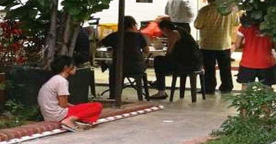 Viral, Foto Pembantu Duduk Di Luar Restoran Sementara Majikannya Makan Di Dalam Viral, Foto Pembantu Duduk Di Luar Restoran Sementara Majikannya Makan Di Dalam