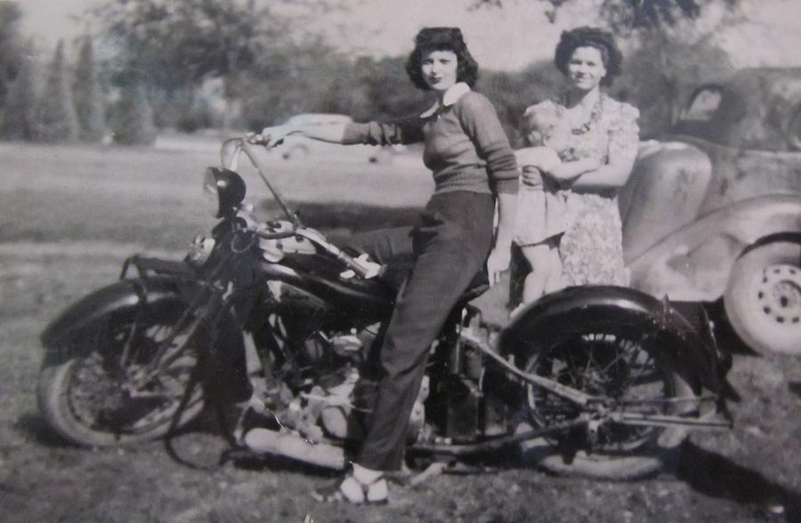 MOTOS en NOIR & BLANC - Page 11 1930s-indian-motorcycle-mama-donna-wilson