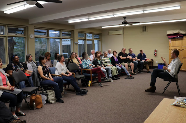 Gabe nous guide à travers les exercices de chorale lors du premier atelier.