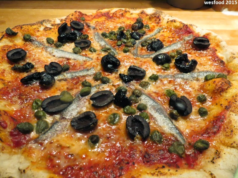 WesFood: Pizza mit Kapern, Oliven und Sardellen