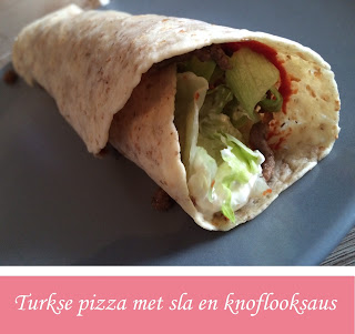  Turkse pizza met sla en knoflooksaus