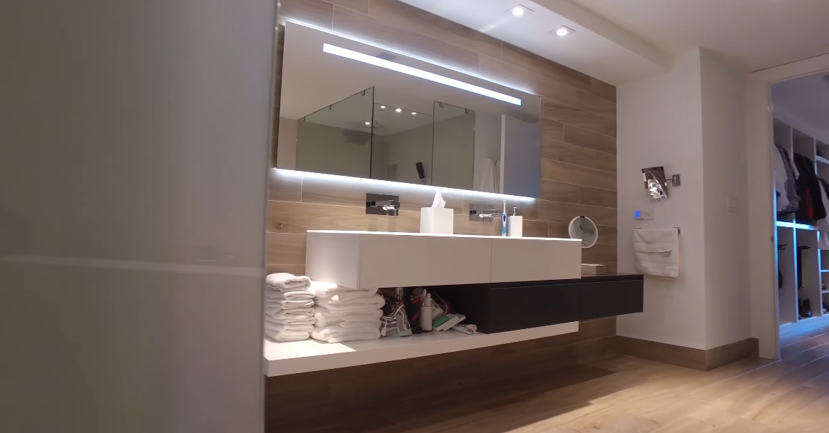 41 Photos vs. 2 MIAMI Waterfront Condos + Private Pool Home Interior Design Tours