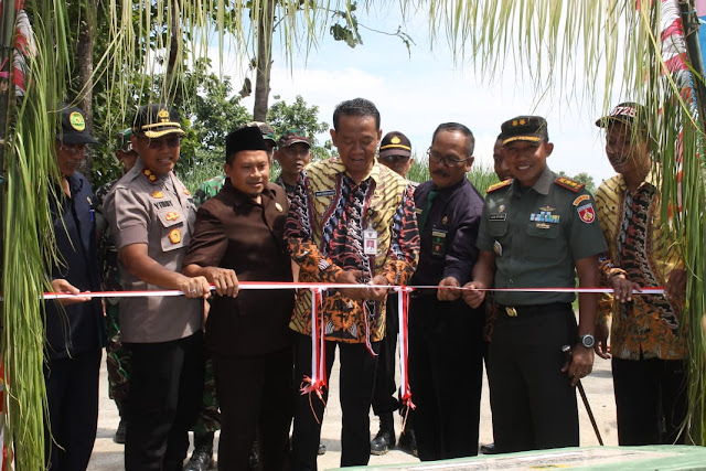 Berakhirnya TMMD Sengkuyung Tahap I Th 2019, Dandim Sragen Serahkan 50 Paket Sembako Dan 52 Buah Al Qur’an Berakhirnya TMMD Sengkuyung Tahap I Th 2019, Dandim Sragen Serahkan 50 Paket Sembako Dan 52 Buah Al Qur’an