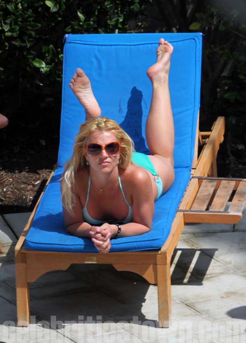 Her Calves Muscle Legs: Britney Spears CALVES update.