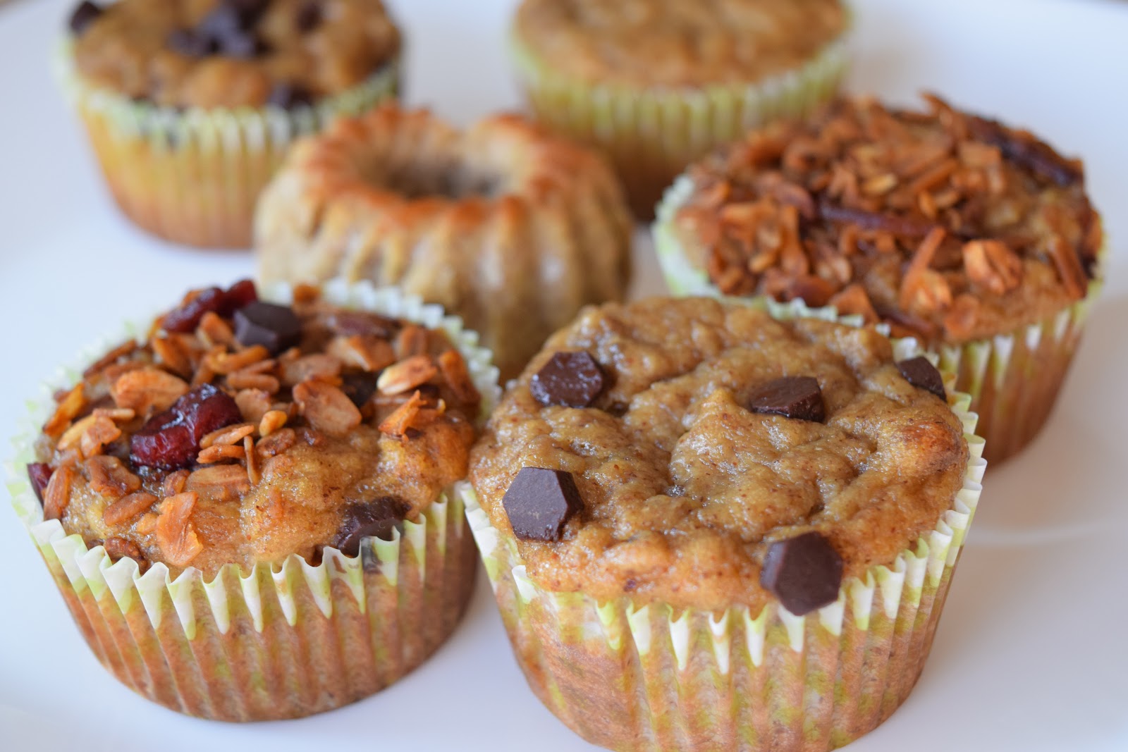 Muffins de plátano con granola, sin gluten y sin azúcar añadida.