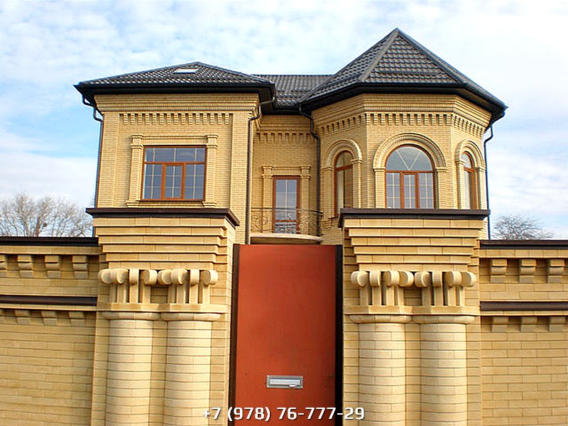 Пилястры на фасаде из кирпича. Пилястры кирпич. Отделка дома кирпичом. Кирпичные пилястры. Фасад с колоннами из кирпича.