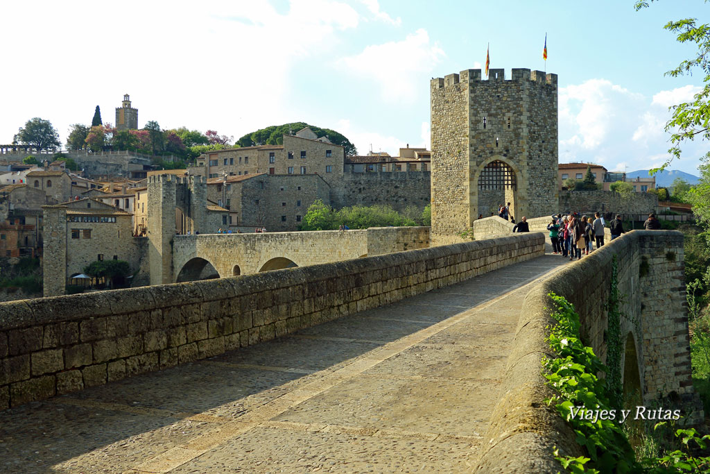 Puente viejo sobre el río Fluviá de Besalú, Girona