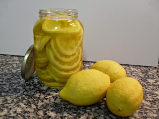 Limones en conserva con aceite.