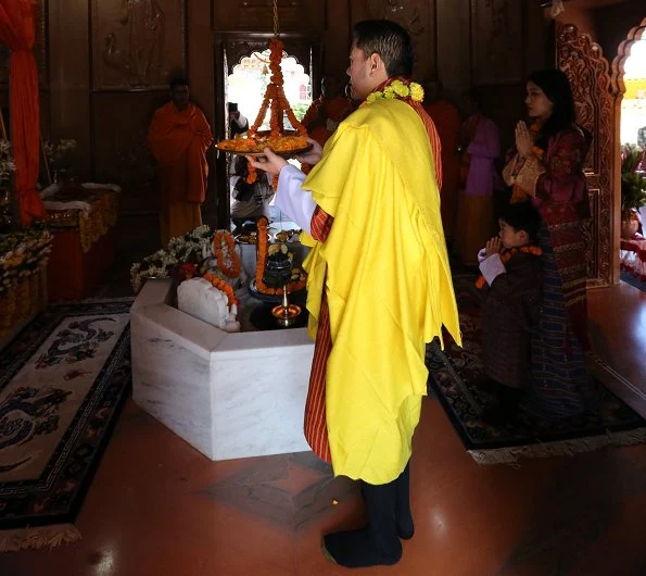 King Jigme Khesar Namgyel, Queen Jetsun Pema and Crown Prince Jigme Namgyel visited the Samtse Temple