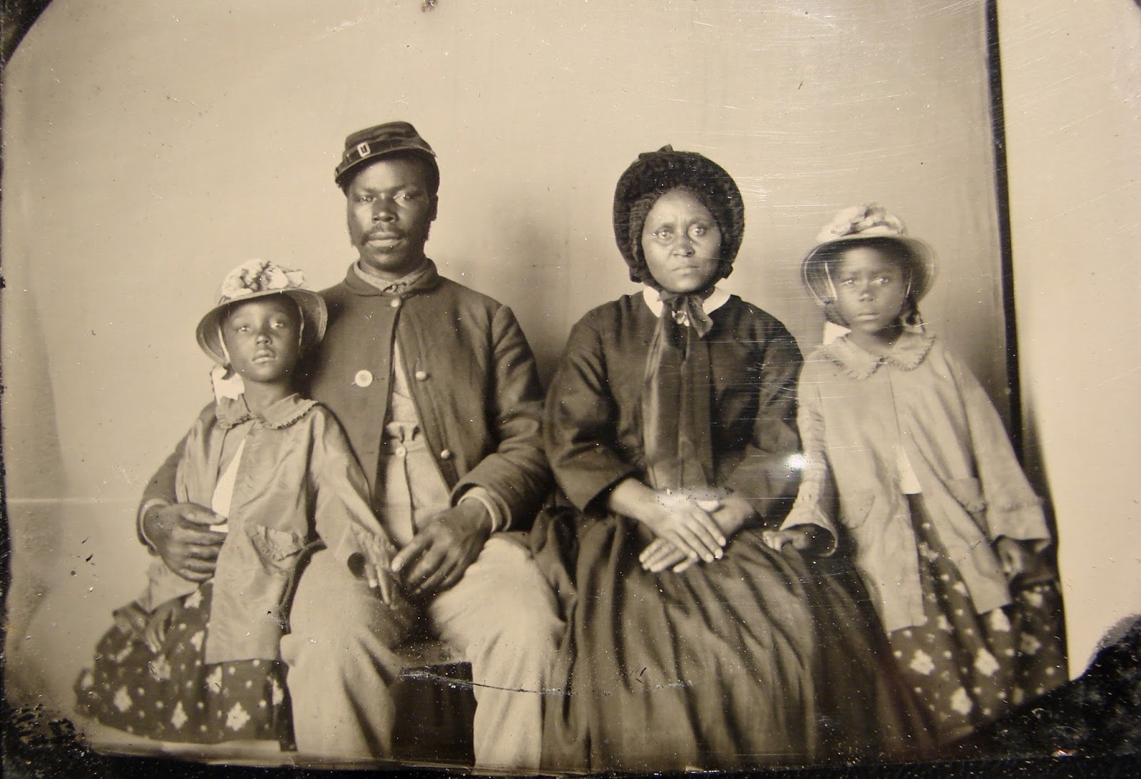 25 Breathtaking Photos From The Past - The only known photograph of an African American Union soldier with his family. c1863-65