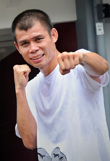 Biografi Chris John Biografi Chris John Yohannes Christian John, atau lebih dikenal sebagai Chris John adalah seorang petinju Indonesia. Ia tercatat sebagai petinju Indonesia kelima yang berhasil meraih gelar juara dunia, setelah Ellyas Pical, Nico Thomas, Ajib Albarado dan Suwito Lagola. Pada tahun 1988, Chris John terjun ke dunia tinju profesional, dalam debut melawan Firman Kanda. Saat itu Chris John menang angka dalam pertandingan 6 ronde. Masa kecil Chris John merupakan putra kedua dari empat bersaudara dari pasangan Johan Tjahjadi (alias Tjia Foek Sem) dan Maria Warsini. Ayah Chris John, Johan Tjahjadi yang mantan petinju amatir, melatih Chris John dan adiknya Adrian sejak mereka masih berusia dini, sekitar usia 5 tahun. Setelah bertanding dalam beberapa kejuaraan amatir di Banjarnegara, Chris Joh kemudian direkrut oleh pelatih tinju kenamaan, Sutan Rambing, di Semarang. Chris John kemudian terjun ke dunia tinju profesional pada tahun 1998 dalam debut melawan Firman Kanda. Saat itu Chris John menang angka dalam pertandingan 6 ronde. Namanya kemudian melesat bagai meteor saat dia berhasil mengkanvaskan petinju biografi chris john dalam bahasa inggris biografi chris john lengkap biografi chris john in english biodata chris john biodata chris john petinju biodata chris john dan