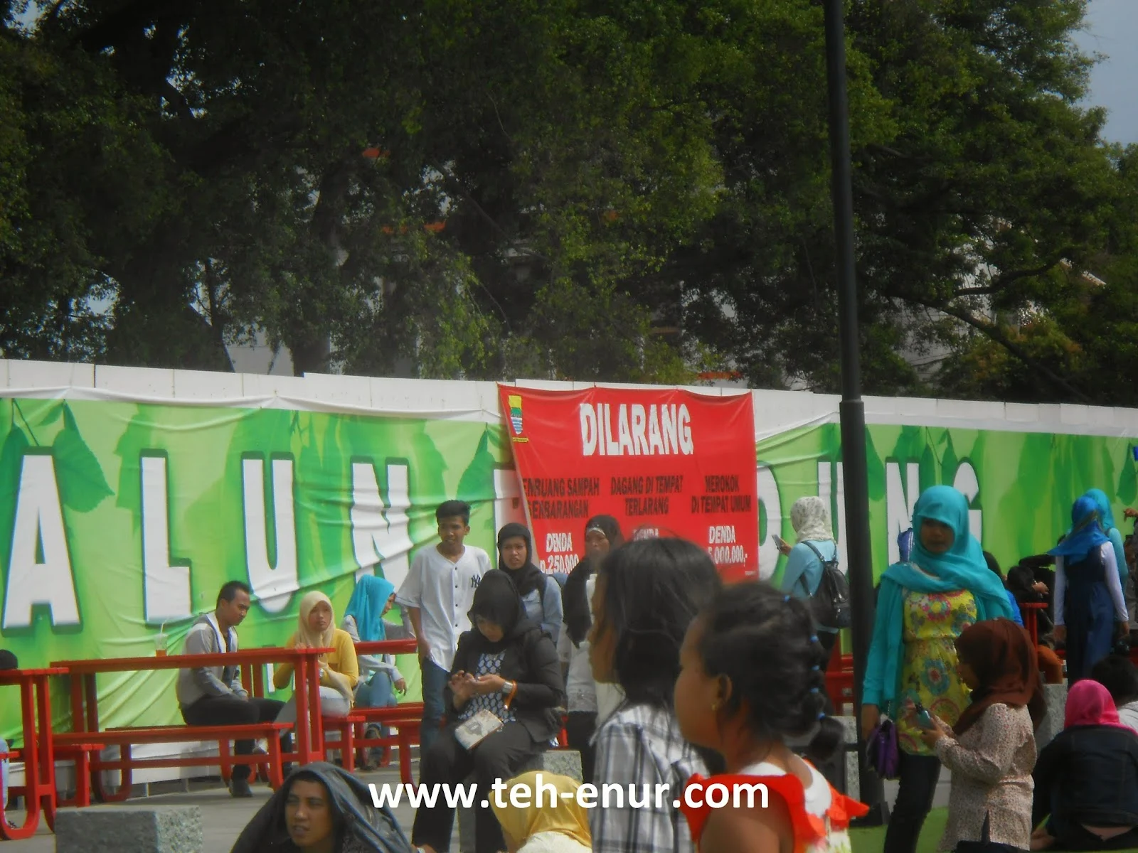 Kumpulan foto-foto Alun-alun kota Bandung - Meja dan kursi merah di sebelah timur