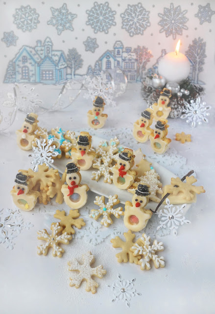 Коледни ванилови бисквити с бял шоколад