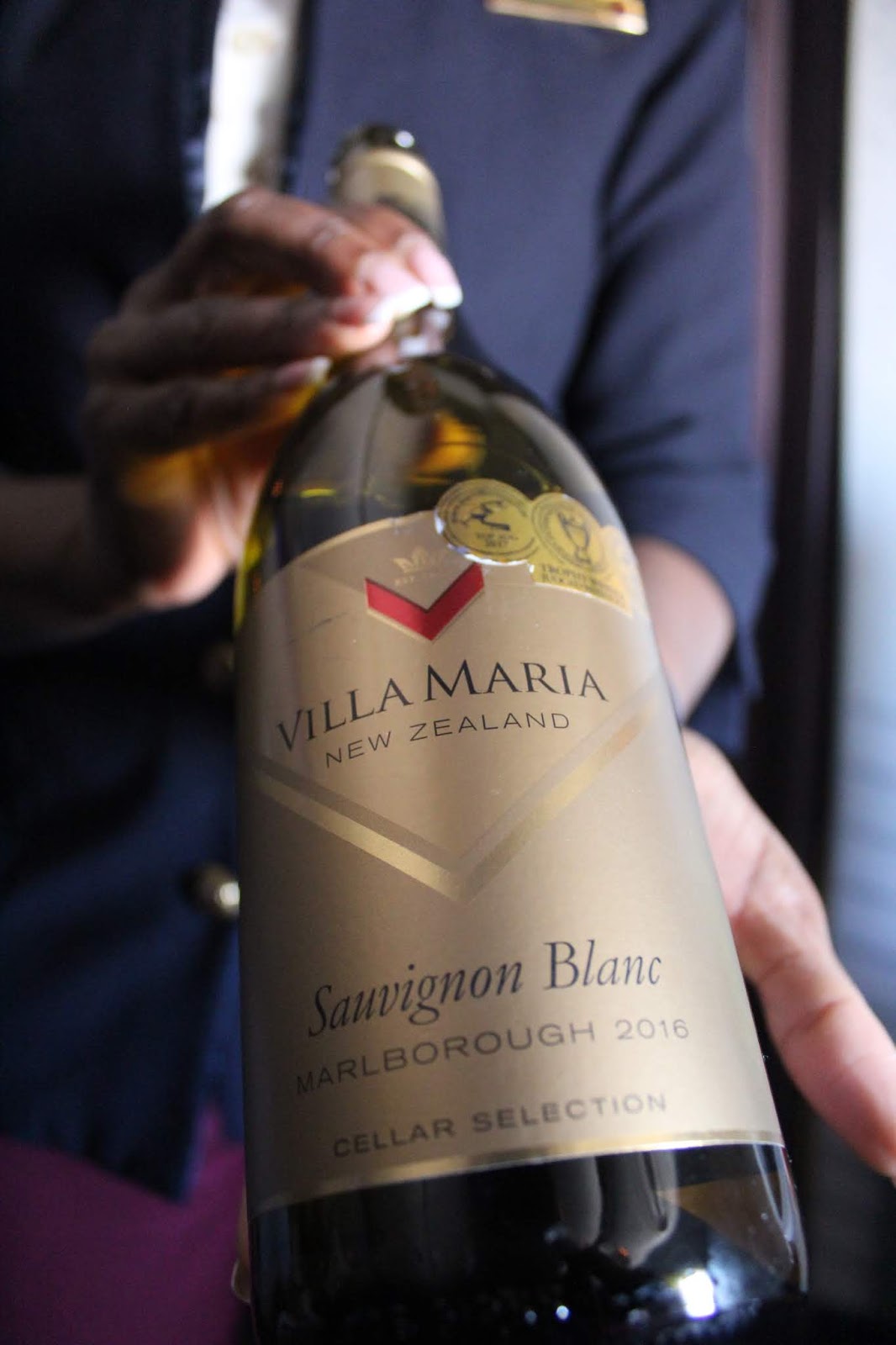 Champagne and Wine Service Review on Qatar Airways Business Class 777