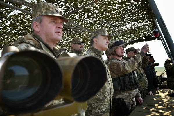 Poroshenko ha partecipato esercitazioni militari sul terreno nella regione di Mykolaiv