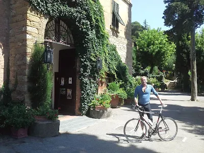carbon road bike rental in Guardistallo