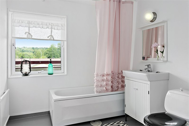 baño estilo nordico decoracion nordica blanco muebles ikea cortina rosa alfombra interiorista barcelona alquimia deco