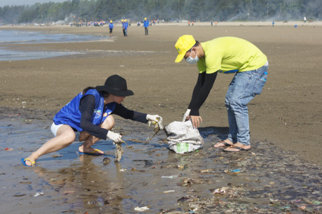 Cam kich hinh anh Thu Minh khong ngai ban ra bien don sach rac - Anh 8