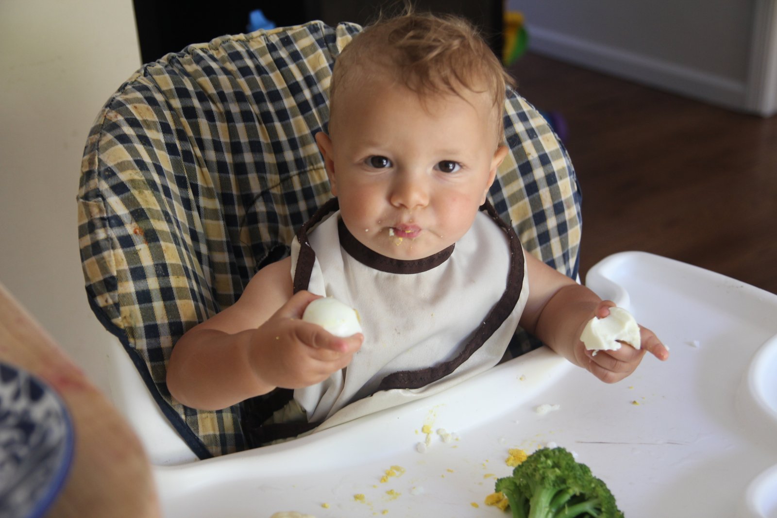 Кушает яички. Малыш ест яичницу. Ребенок кушает яйцо. Ребенок ест яичницу. Яйцо кушать.