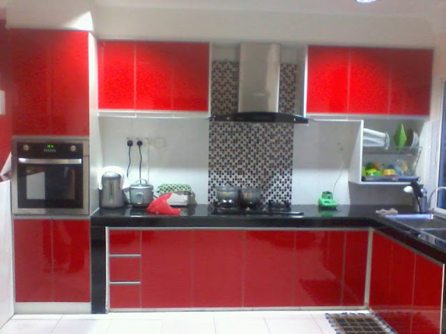 Contoh desain dapur warna merah