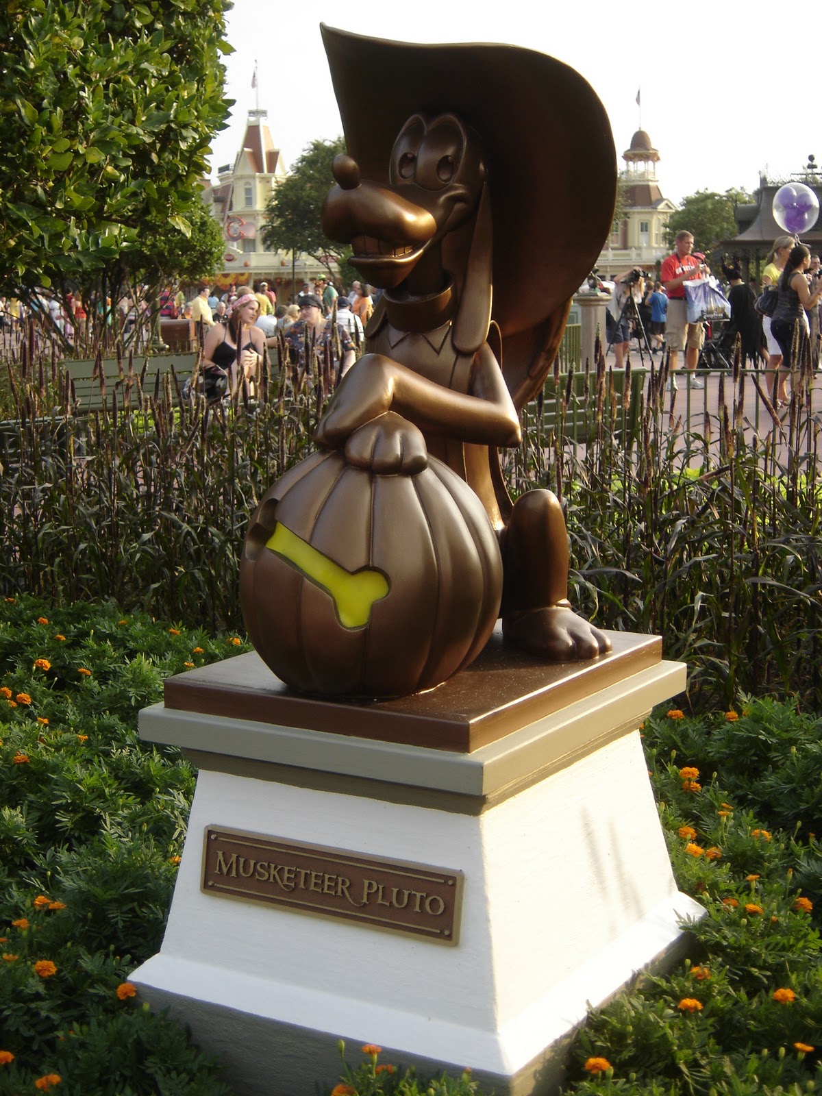 Disney Vacation Kingdom Plaza Hub Halloween Statues