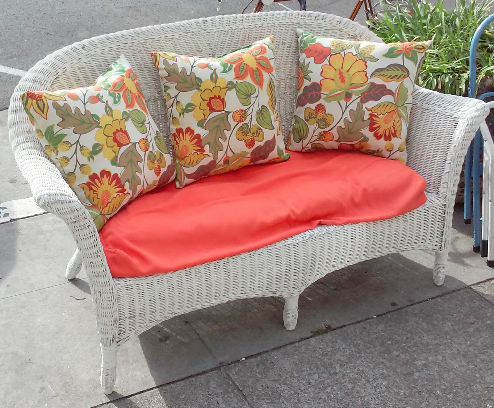 UHURU FURNITURE & COLLECTIBLES SOLD White Wicker Settee 70