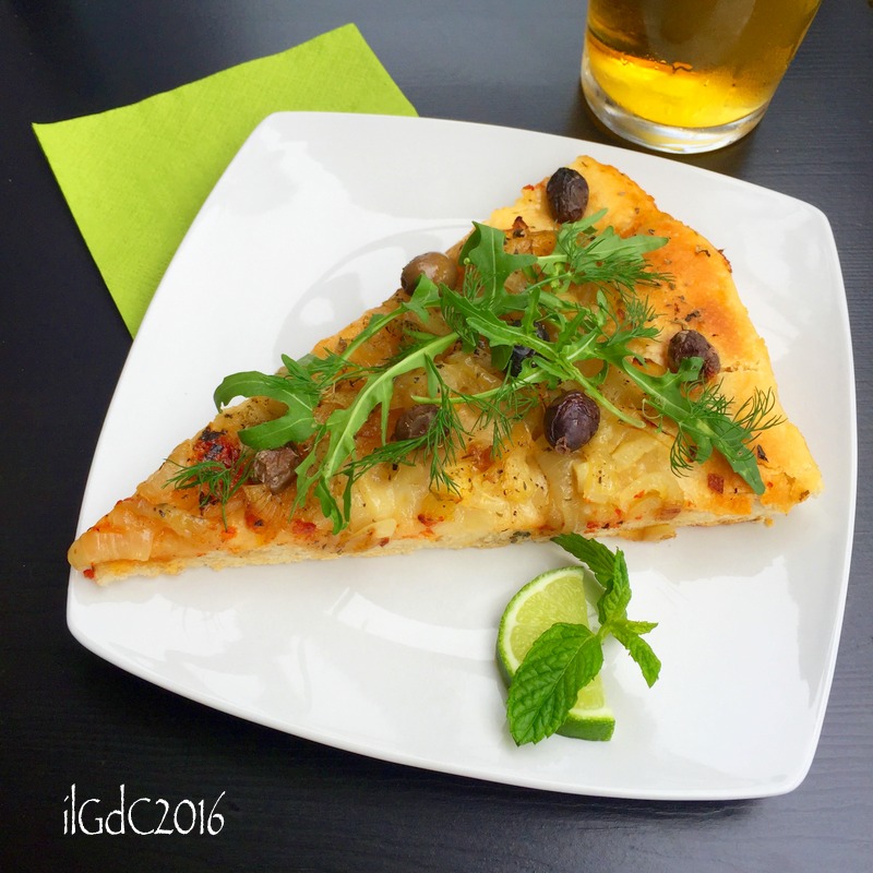 Pizza con pasta madre, 24 ore di lievitazione, con cipolle e olive