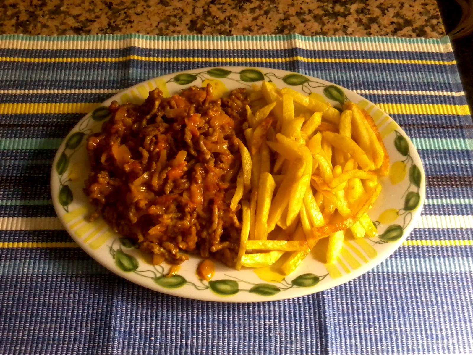 Inmacocinillas Carne picada a las hiervas con patatas fritas Inmacocinillas Carne picada a las hiervas con patatas fritas